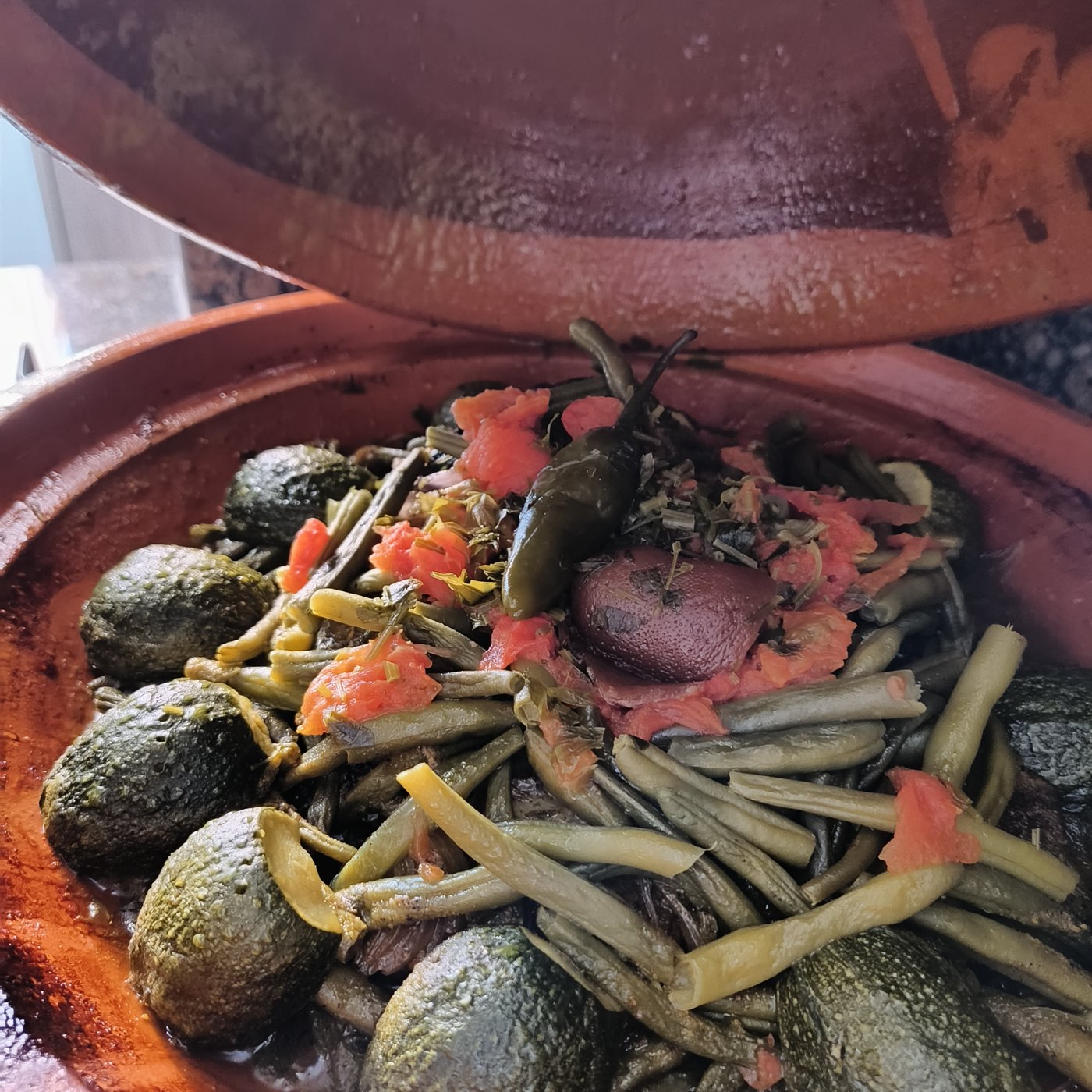 Préparation de la tanjia aux épices et safran