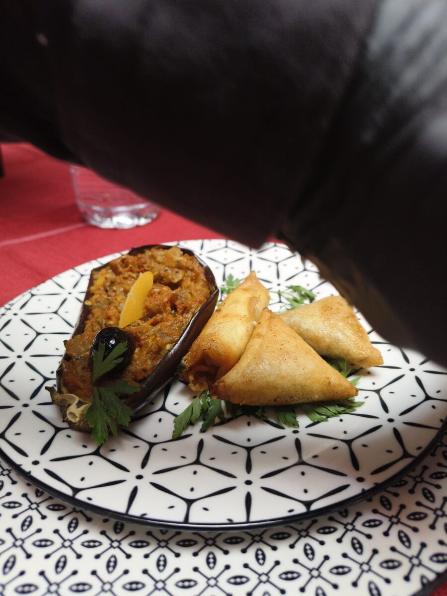 Aubergine farcie et briouats