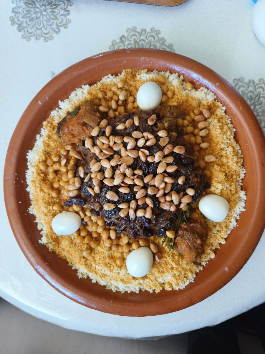 Couscous tfaya aux amandes et raisins