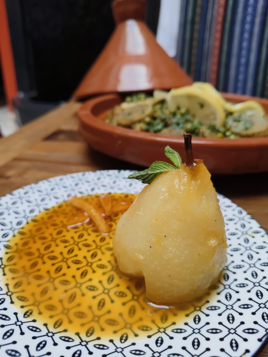 Poire pochée au sirop d'orange et menthe