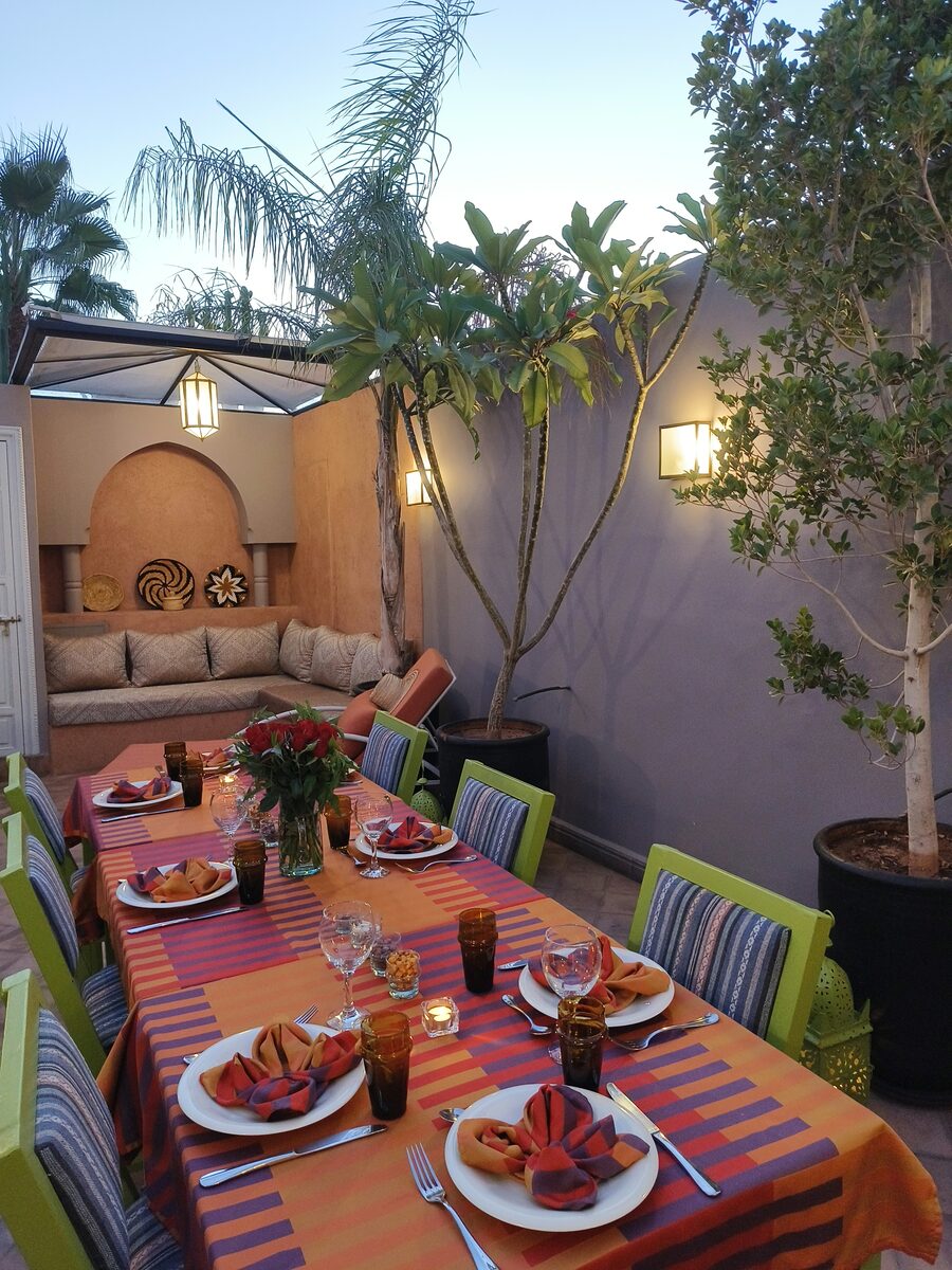 Table dressée pour le dîner au Riad Mylaya