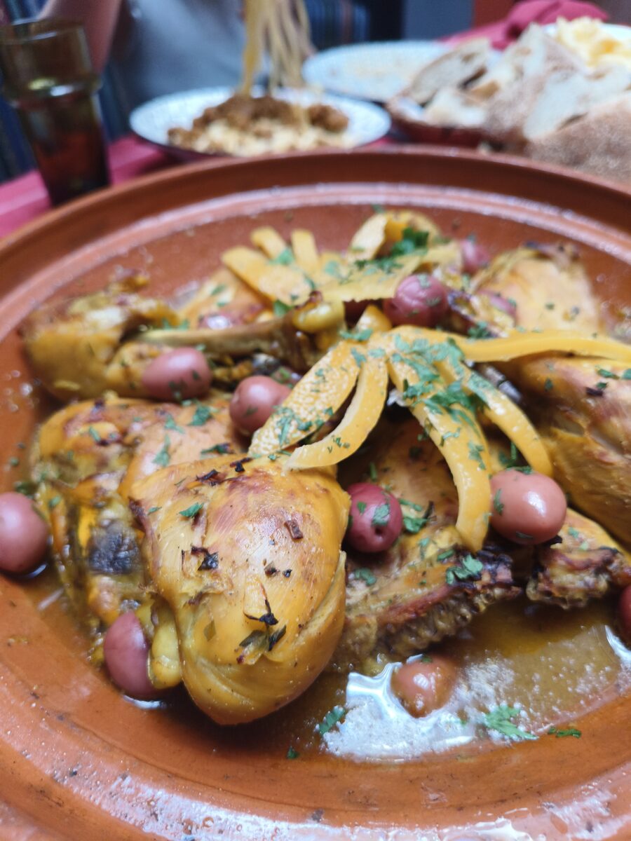 Tajine de poulet aux olives et citrons confits