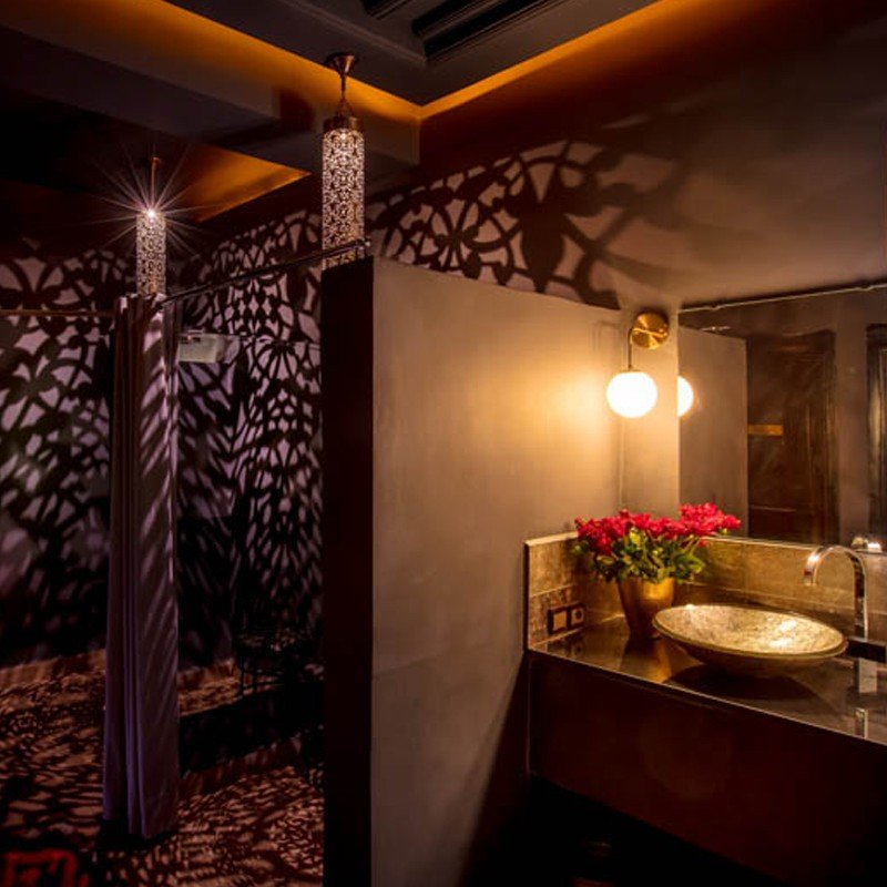 Intérieur du hammam, mashrabiya et lumière tamisée