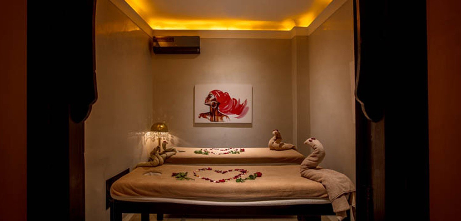 Cabine de massage en duo, pétales de rose